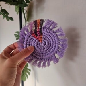 Paars/roze macrame onderzetter