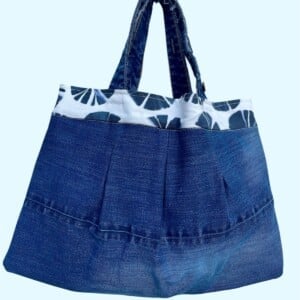 Plooitas- schoudertas van hergebruikte stoffen - denim, ecru en gestreept blauw/wit