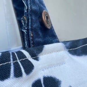 Plooitas- schoudertas van hergebruikte stoffen - denim, ecru en gestreept blauw/wit