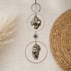 Pyriet edelsteenhanger als decoratie in huis