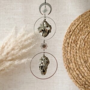 Pyriet edelsteenhanger als decoratie in huis