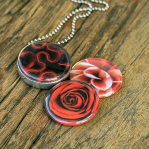 Roestvrij stalen fotomedaillon ketting met drie verschillende verwisselbare voorkanten met close up foto`s in Diep donker rood,zalm en warm rood. Rvs/roesvrij stalen fotomedaillon. Voor het dicht bij je dragen van je favoriete foto.