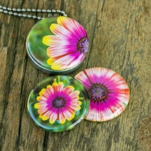 Roestvrij stalen fotomedaillon ketting met drie verschillende verwisselbare voorkanten met close up foto`s in aqua blauw. Rvs/roesvrij stalen fotomedaillon. Voor het dicht bij je dragen van je favoriete foto.