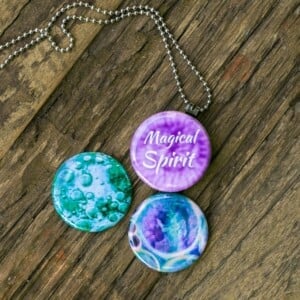 Roestvrij stalen fotomedaillon ketting met drie verschillende verwisselbare voorkanten met close up foto`s in mint groen,lila en paarse tinten. Rvs/roesvrij stalen fotomedaillon. Voor het dicht bij je dragen van je favoriete foto.