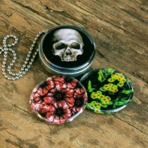 Roestvrij stalen fotomedaillon ketting met drie verschillende verwisselbare voorkanten met foto`s van griezelige halloween items,spooky halloween ketting.Rvs/roestvrij stalen fotomedaillon.
