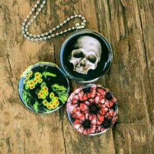 Roestvrij stalen fotomedaillon ketting met drie verschillende verwisselbare voorkanten met foto`s van griezelige halloween items,spooky halloween ketting.Rvs/roestvrij stalen fotomedaillon.