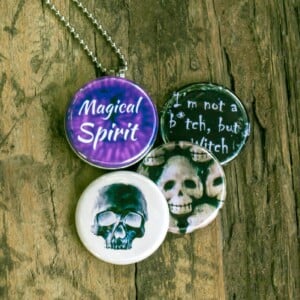 Roestvrij stalen fotomedaillon ketting met drie verschillende verwisselbare voorkanten met griezelige  foto`s van griezelige halloween items,spooky halloween ketting.Rvs/roestvrij stalen fotomedaillon.