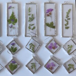 Sieradenset echte bloemen in Glas in lood/Tiffany. Hanger en oorhangers