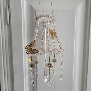 Suncatcher gemaakt van een oud lampenkap frame. Totale lengte 44 cm. Lampenkap 12 cm.