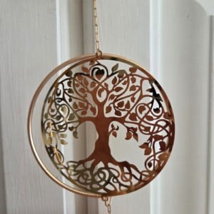 Suncatcher met goudkleurige levensboom en twee prismasterren.