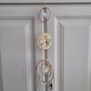 Suncatcher met goudkleurige levensboom en twee prismasterren.