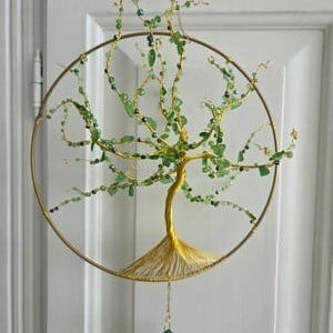 Suncatcher met levensboom met verschillende groene tinten facetkralen en groen zeeglas.