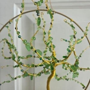 Suncatcher met levensboom met verschillende groene tinten facetkralen en groen zeeglas.