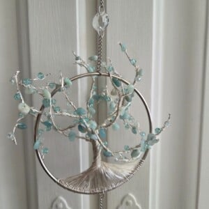 Suncatcher met maan en aquamarijn en delicate levensboom.
