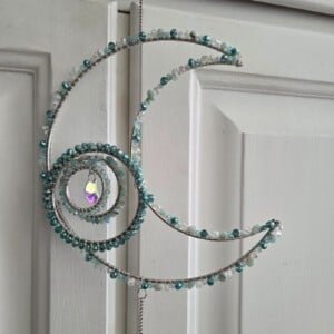 Suncatcher met maan en aquamarijn en delicate levensboom.
