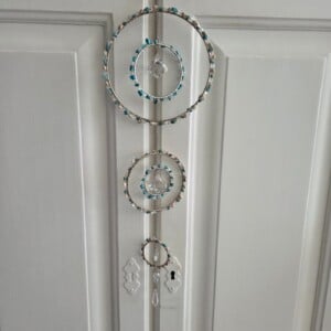 Suncatcher met turquoise en kleine schelpjes.