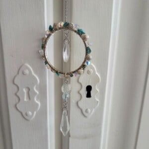 Suncatcher met turquoise en kleine schelpjes.