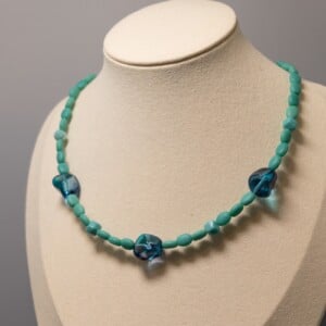 Turqouise kralenketting met matte kralen en blauwe glazen nuggets - verstelbaar & handgemaakt | Ocean Glow collectie