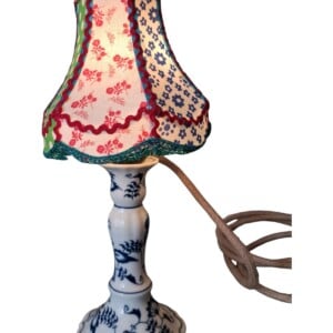 Uniek handgemaakt kleurrijk – kitsch tafellamp delftsblauw