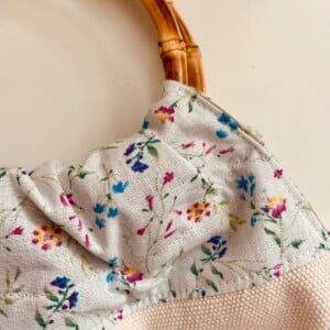 Unieke ecru katoenen tas met bamboe hengsels – bloemenrand, klein formaat