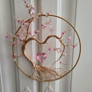 Unieke suncatcher met rozenkwarts en fijn gedraaide levensboom.