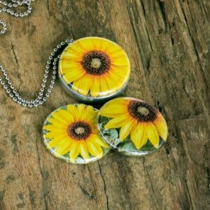 Voor de echt zonnebloemfan,als je van zonnebloemen houdtFotomedaillon ketting/medaillon ketting met close up bloemen foto`s in rood geel en oranje. Voor het dicht bij je dragen van je favoriete foto.