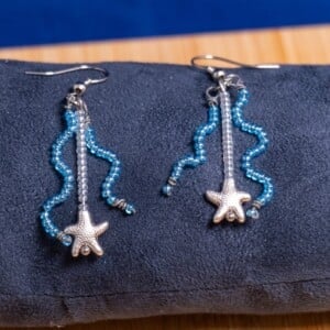 Zeester oorbellen - lichtgewicht & handgemaakt met blauwe glaskralen | Ocean Glow collectie