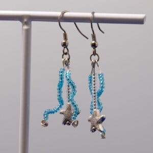 Zeester oorbellen - lichtgewicht & handgemaakt met blauwe glaskralen | Ocean Glow collectie