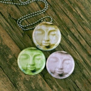 budha,buddha ketting,budha medaillon,budha gezicht,buddha face,Fotomedaillon ketting met drie verschillende verwisselbare voorkanten met foto`s van budha,buddha gezichten. Voor het dicht bij je dragen van je favoriete foto.
