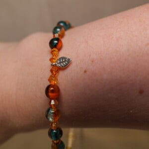 Armband herfst met facetkralen en zilverkleurig blaadje