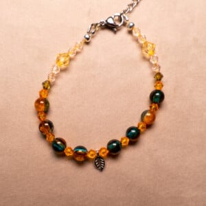 Armband herfst met facetkralen en zilverkleurig blaadje