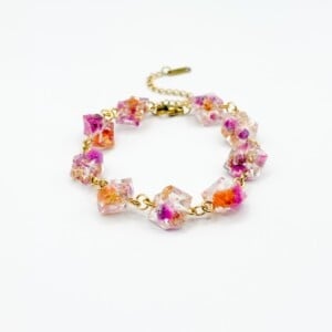 Armband met Kristalvormige Kralen Gevuld met Echte Bloemen uit Utrecht (The Blossom Chapter)