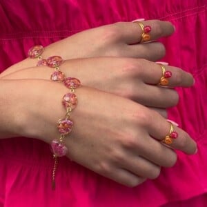Armband met Stenen Gevuld met Echte Bloemen uit Utrecht (The Blossom Chapter)