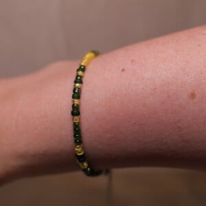 Armband van groene en gele rocailles met zilverkleurige sluiting