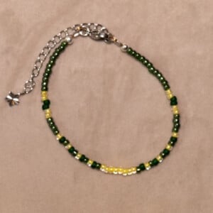 Armband van groene en gele rocailles met zilverkleurige sluiting