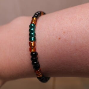 Armband van rocailles in oranje, zwart en donkergroen