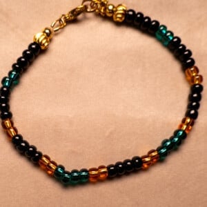 Armband van rocailles in oranje, zwart en donkergroen