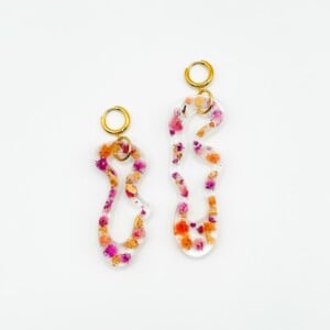 Asymmetrische Organische Vorm Oorbellen met Echte Bloemen uit Utrecht (The Blossom Chapter)