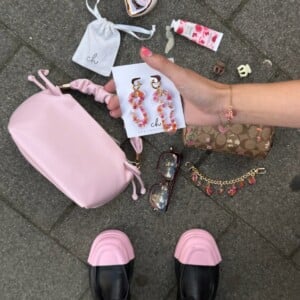 Asymmetrische Organische Vorm Oorbellen met Echte Bloemen uit Utrecht (The Blossom Chapter)