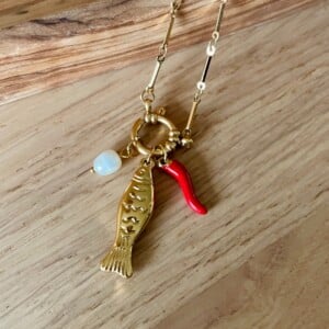 Boho bedelketting met parel en chilipeper