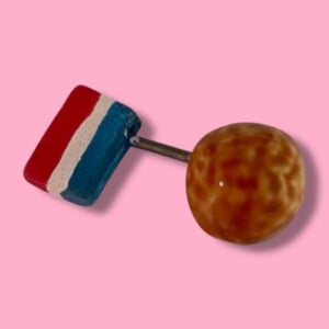Broche van keramiek: bitterbal