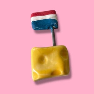 Broche van keramiek: blokje kaas