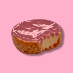 Broche van keramiek: roze koek