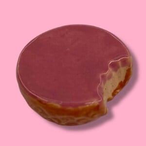 Broche van keramiek: roze koek
