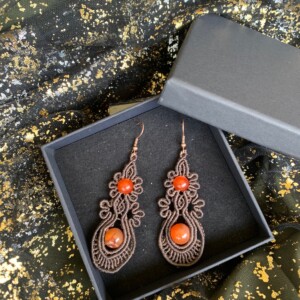 Bruine macramé oorbellen met oranje kralen