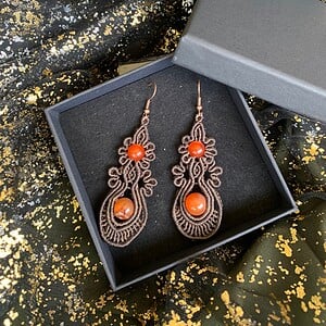 Bruine macramé oorbellen met oranje kralen