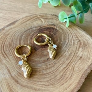 Creolen met gouden schelp en witte schelp kraal – boho beach oorbellen