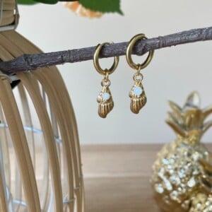 Creolen met gouden schelp en witte schelp kraal – boho beach oorbellen
