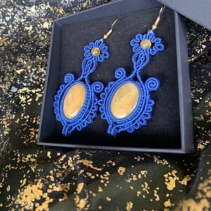 Diepblauw macramé oorbellen met natuurlijke geel steen