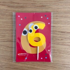 Feestbundel: Nummer 6 Taarttopper + 5 Uitnodigingen – Handgemaakt & Uniek